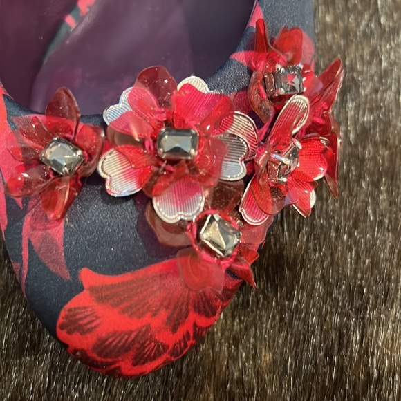 HP 9/30🔥🔥Tory Burch satin wedges. Amazing dimensional detail. Almost new. - Picture 6 of 17